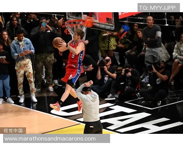 足球巨星挑战扣篮大赛展现惊人弹跳力与运动天赋的精彩对决