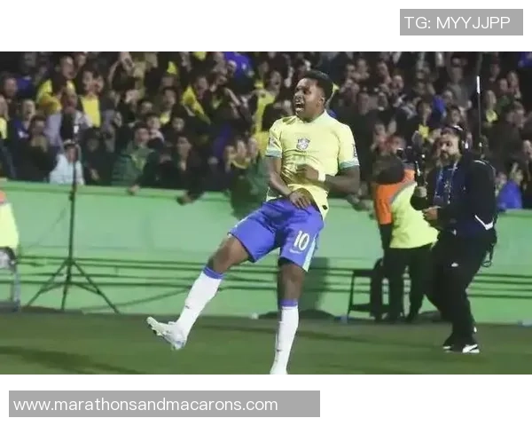 足球明星左脚大力射门展现惊人技巧与力量引发球迷热烈追捧