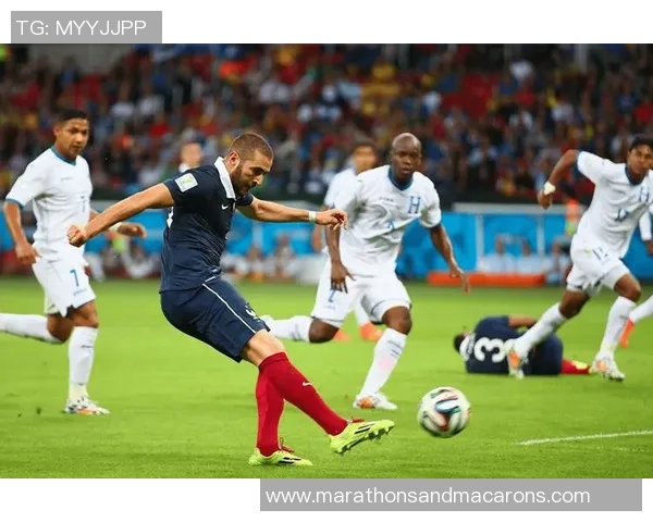 足球明星在比赛中展现风采与技巧引领球队走向胜利的精彩瞬间