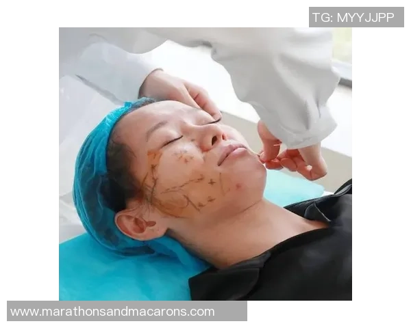 足球明星理发全过程揭秘从剪发到造型的精彩瞬间分享