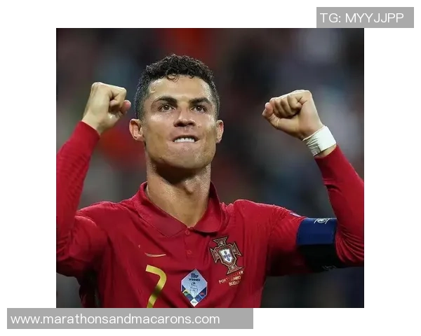 足球明星撩头发瞬间引发热议网友纷纷点赞评论热烈讨论魅力无限