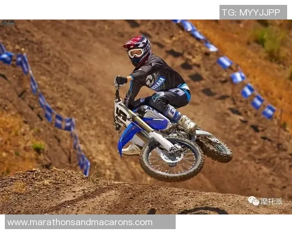 骑摩托的足球明星如何在绿茵场上与速度激情完美结合